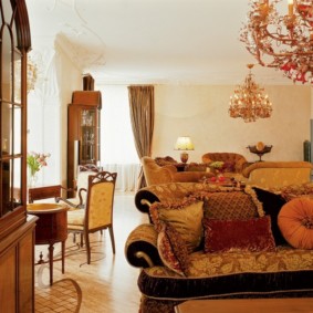 Meubles rembourrés dans un salon de style moderniste