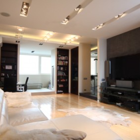 Projecteurs rotatifs dans les niches d'un plafond