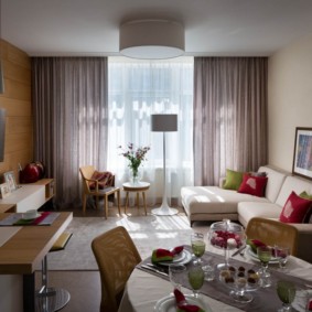 TV au mur avec boiseries