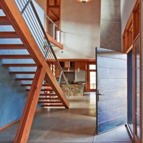 Porte en métal dans le hall d'une maison de campagne