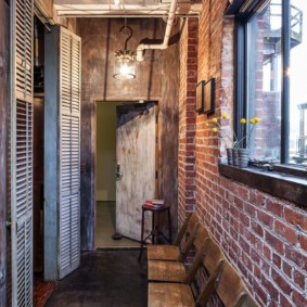 Banc bas dans un couloir étroit