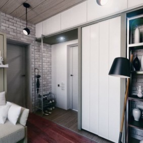 Étagère à chaussures dans le couloir d'un studio