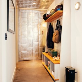 Bottes en caoutchouc dans le couloir de l'appartement