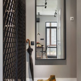 Parapluie noir sur le crochet dans le couloir