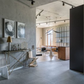 Sol en carrelage gris