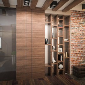 Poutres brunes sur un plafond blanc