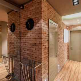 Horloge noire sur un mur de briques