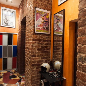 Casque de moto sur la table de nuit dans le couloir