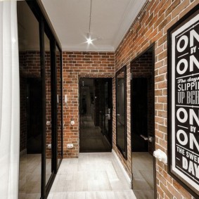 Le décor du couloir avec des inscriptions en anglais