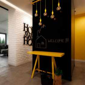 Banc jaune sur fond de mur noir