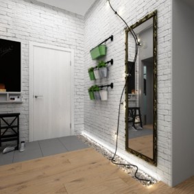 Guirlande avec ampoules sur le mur du couloir