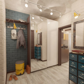 Grand miroir sur la porte de l'armoire