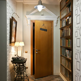 Porte entrouverte de l'appartement au palier