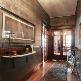 Un long tapis dans un couloir étroit