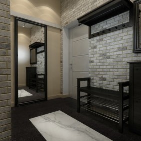 Couleur noire dans la décoration intérieure du couloir