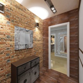 Piédestal étroit avec façades usées