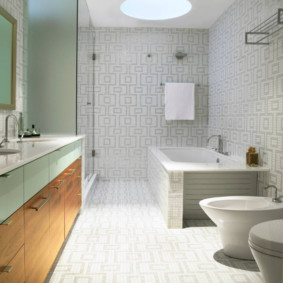 Mosaïque en céramique sur le sol de la salle de bain