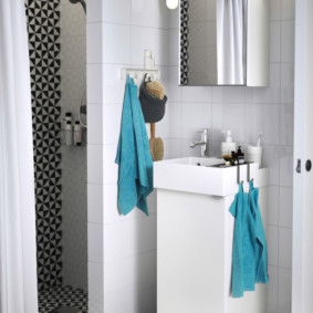 Meubles compacts dans une petite salle de bain