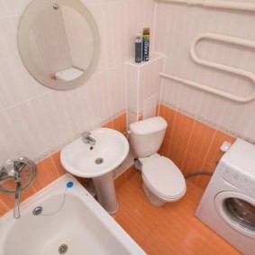 Carrelage orange sur le sol de la salle de bain