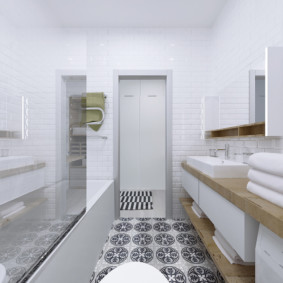 Armoire avec porte miroir au dessus du lavabo dans la salle de bain