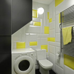 Tapis lumineux sur le sol noir de la salle de bain