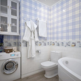 Papier peint à rayures dans la salle de bain