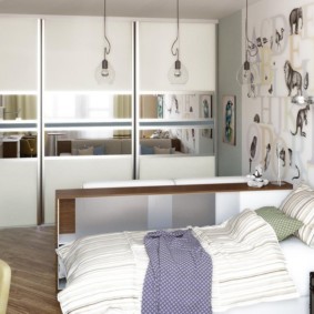 Armoire coulissante avec miroirs sur les portes