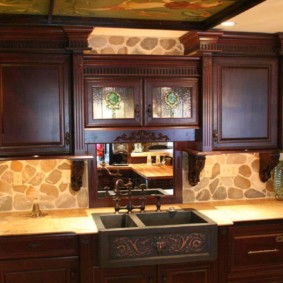 Естествен камък върху кухненска престилка