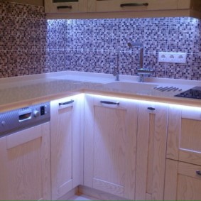 Бели светлини на работния плот