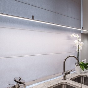 Вътрешна орхидея в близост до кухненската мивка