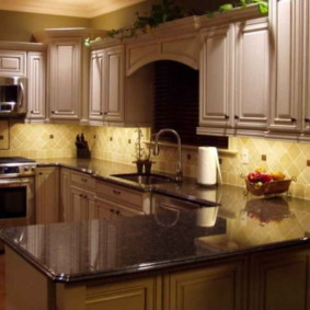 Кухня в класически стил с полуостров