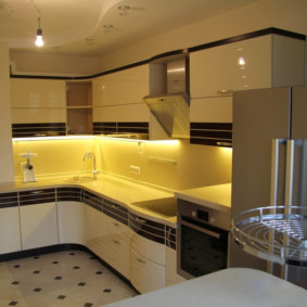 Наклонена качулка в ъгловата слушалка