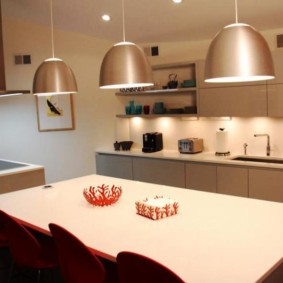 Висящи светлини над масата за хранене