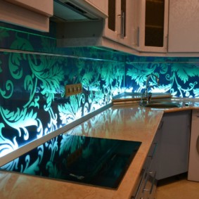 Пералня близо до ъгловия мивка