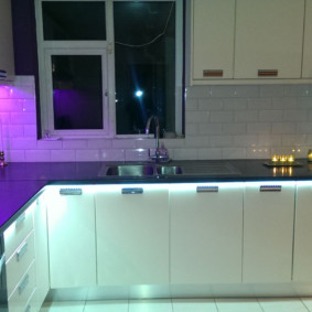 Кухня с черен плот