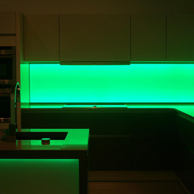 Зелена престилка в кухнята