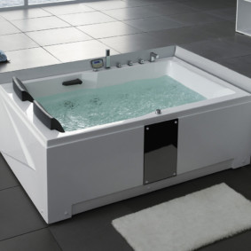 Một tấm thảm tắm hình chữ nhật sáng