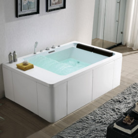 Tắm cao cho hai người với cái đầu đen