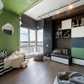 Rideaux risqués sur une fenêtre d'angle