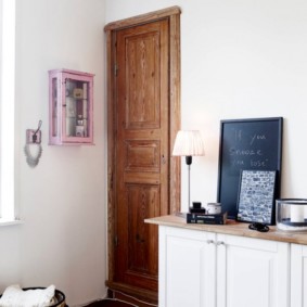 Ardoise sur la commode dans le couloir