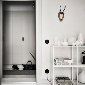 Téléphone antique sur une étagère dans le couloir