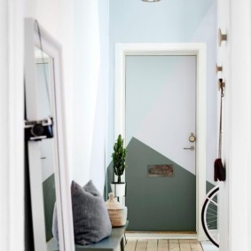 Oreiller gris sur un banc en bois