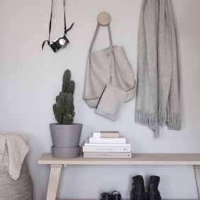 Vieille caméra sur un cintre dans le couloir