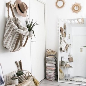 Pile de livres derrière la porte dans le couloir