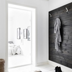 Des bottes de femmes sur le sol dans le couloir