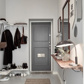 Porte grise à l'intérieur du couloir