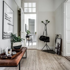 Banquette longue avec revêtement en cuir