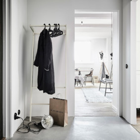 Veste noire sur un cintre dans le couloir