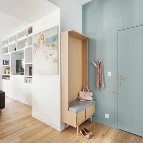 Mur bleu avec porte d'entrée