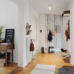 Papier peint sur le mur d'un long couloir